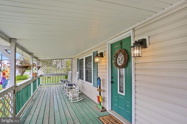 318 W MAIN ST, Valley View, PA 17983