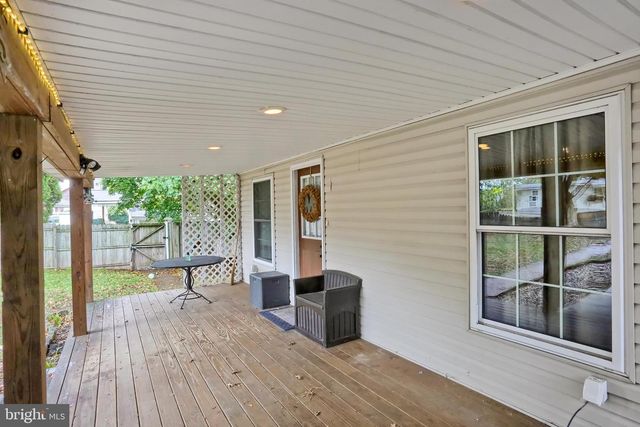 318 W MAIN ST, Valley View, PA 17983