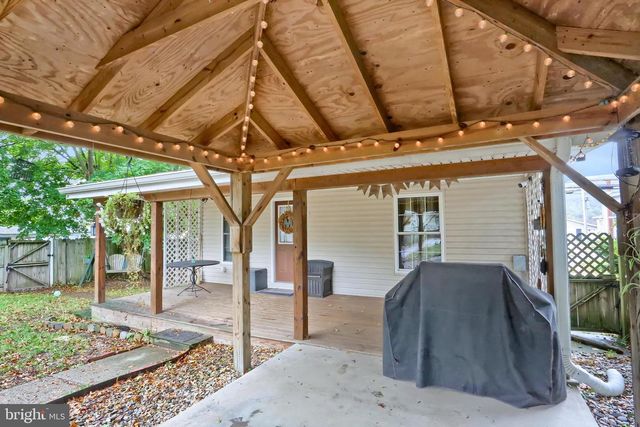 318 W MAIN ST, Valley View, PA 17983