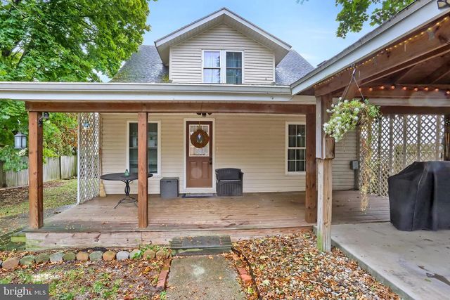 318 W MAIN ST, Valley View, PA 17983