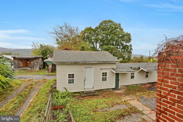 318 W MAIN ST, Valley View, PA 17983