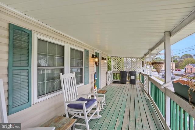 318 W MAIN ST, Valley View, PA 17983