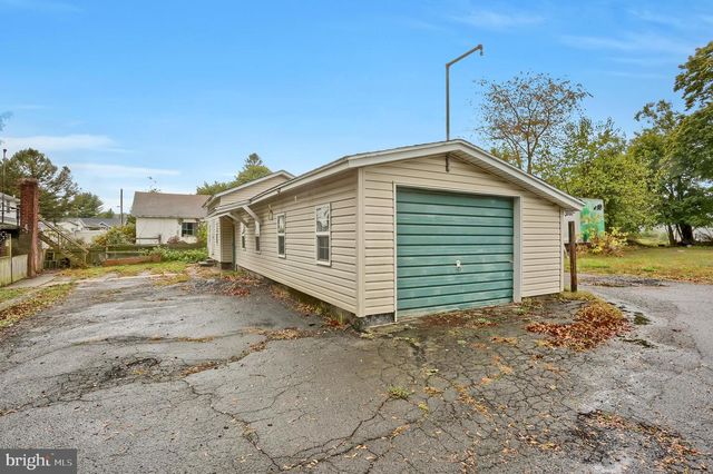 318 W MAIN ST, Valley View, PA 17983