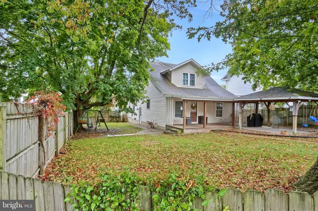 318 W MAIN ST, Valley View, PA 17983