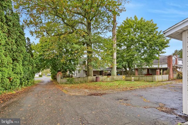 318 W MAIN ST, Valley View, PA 17983