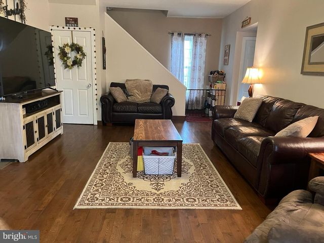 318 W MAIN ST, Valley View, PA 17983