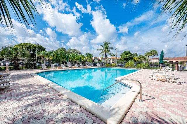 14271 Kendale Lakes Cir, Miami, FL 33183