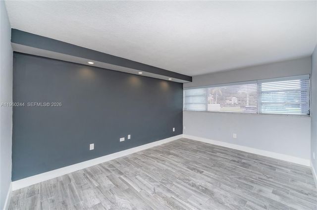 14271 Kendale Lakes Cir, Miami, FL 33183