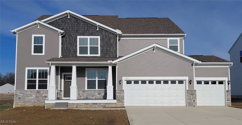 3777 Golden Wood Way, Green, OH 44685