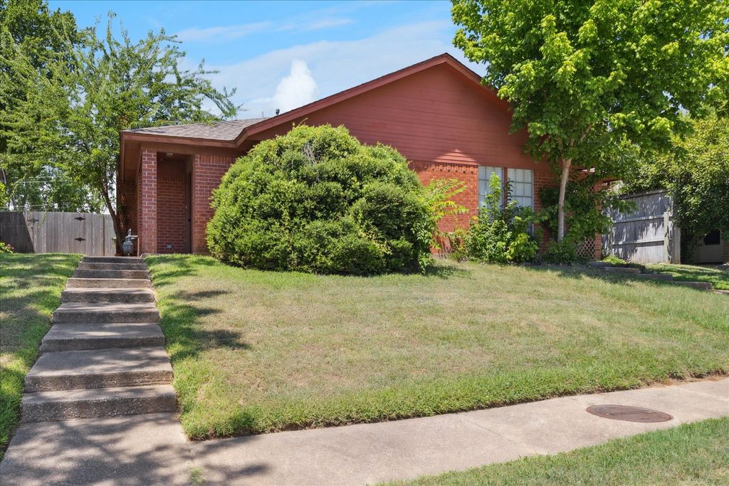 2106 Valleywood Drive, Arlington, TX 76013