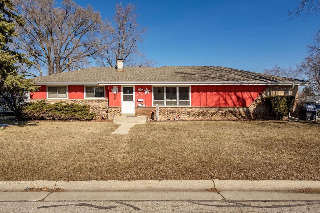 602 W Hilltop Trail, Fort Atkinson, WI 53538