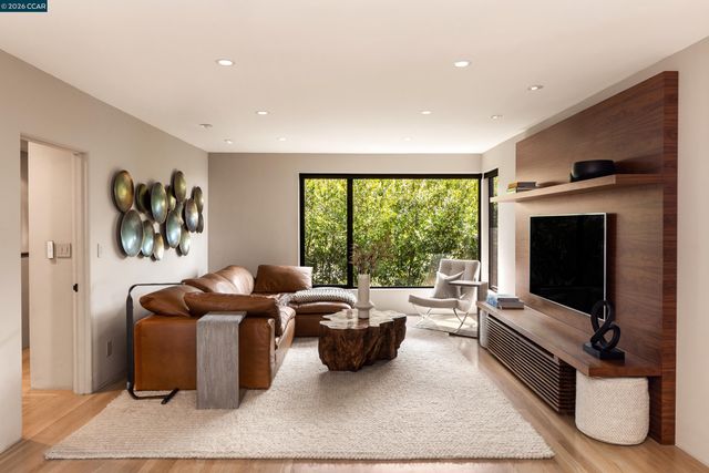 260 Pershing Dr, Oakland, CA 94611