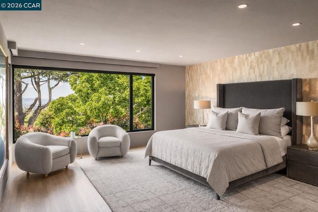 260 Pershing Dr, Oakland, CA 94611