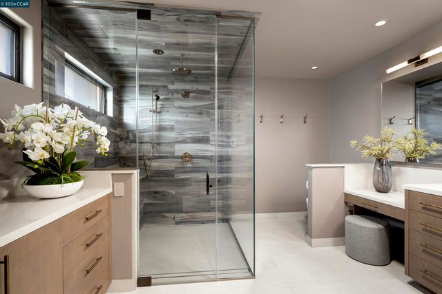 260 Pershing Dr, Oakland, CA 94611