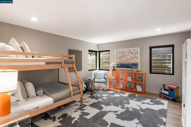 260 Pershing Dr, Oakland, CA 94611