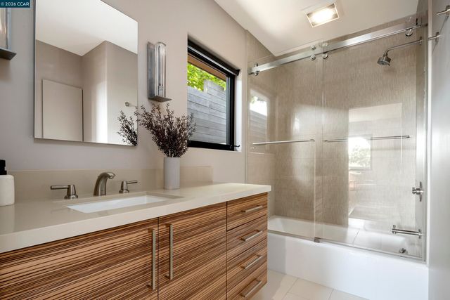 260 Pershing Dr, Oakland, CA 94611