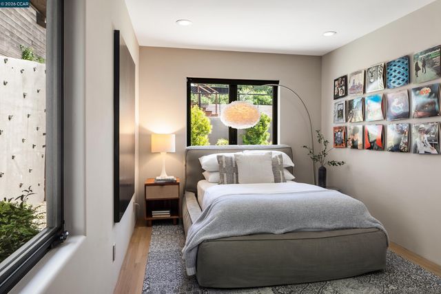 260 Pershing Dr, Oakland, CA 94611