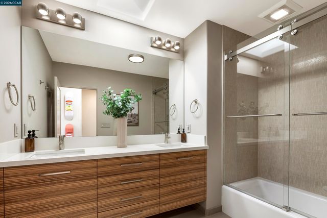 260 Pershing Dr, Oakland, CA 94611