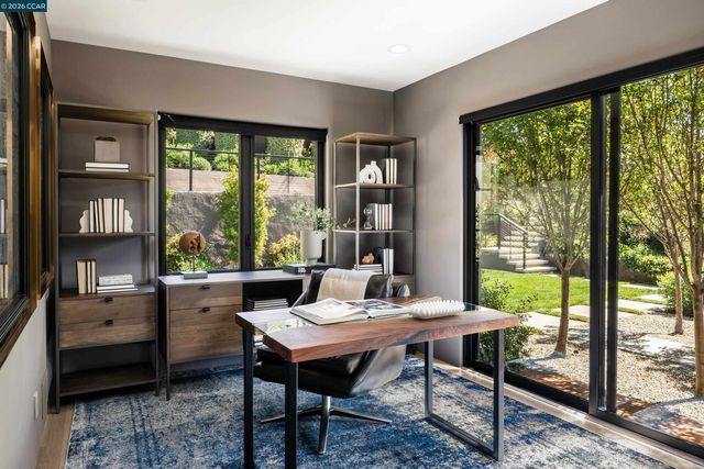 260 Pershing Dr, Oakland, CA 94611