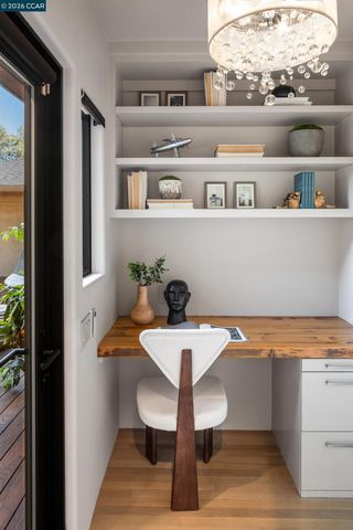 260 Pershing Dr, Oakland, CA 94611