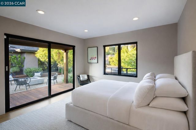 260 Pershing Dr, Oakland, CA 94611