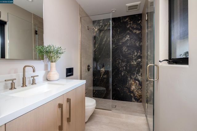 260 Pershing Dr, Oakland, CA 94611