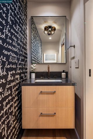 260 Pershing Dr, Oakland, CA 94611