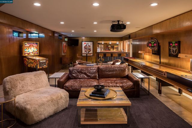 260 Pershing Dr, Oakland, CA 94611