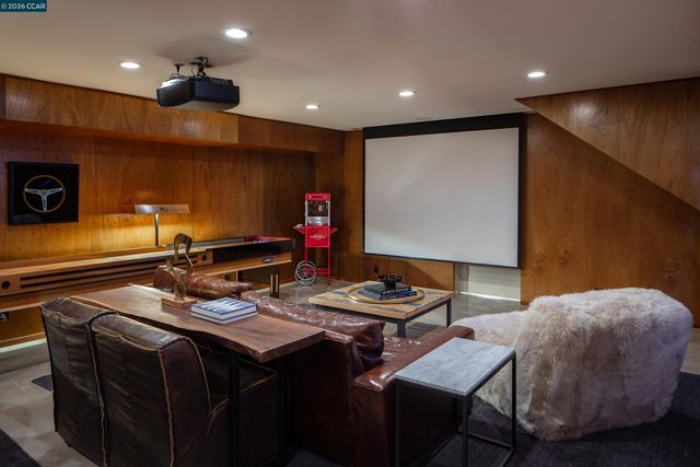 260 Pershing Dr, Oakland, CA 94611