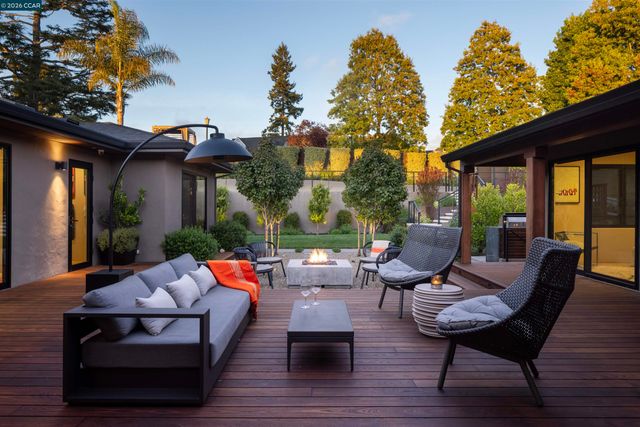 260 Pershing Dr, Oakland, CA 94611