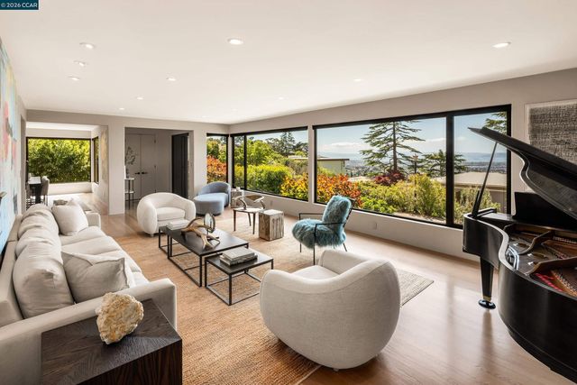 260 Pershing Dr, Oakland, CA 94611