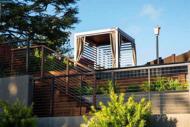 260 Pershing Dr, Oakland, CA 94611