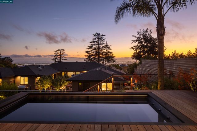 260 Pershing Dr, Oakland, CA 94611