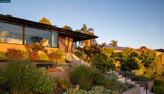 260 Pershing Dr, Oakland, CA 94611