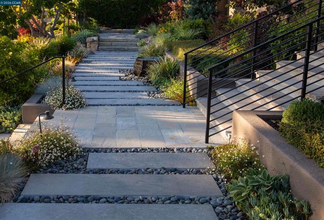 260 Pershing Dr, Oakland, CA 94611