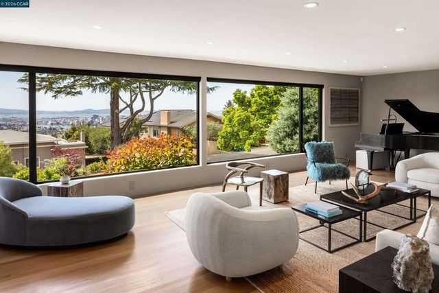 260 Pershing Dr, Oakland, CA 94611