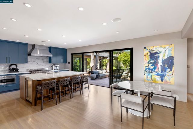 260 Pershing Dr, Oakland, CA 94611