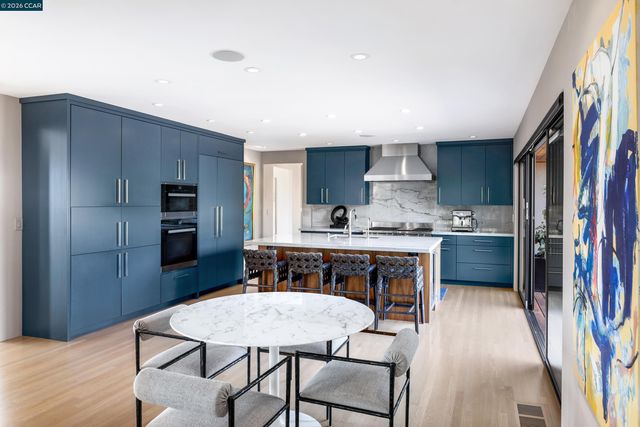 260 Pershing Dr, Oakland, CA 94611