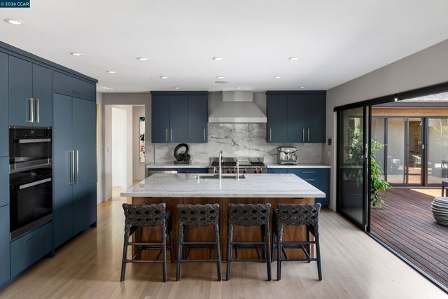 260 Pershing Dr, Oakland, CA 94611