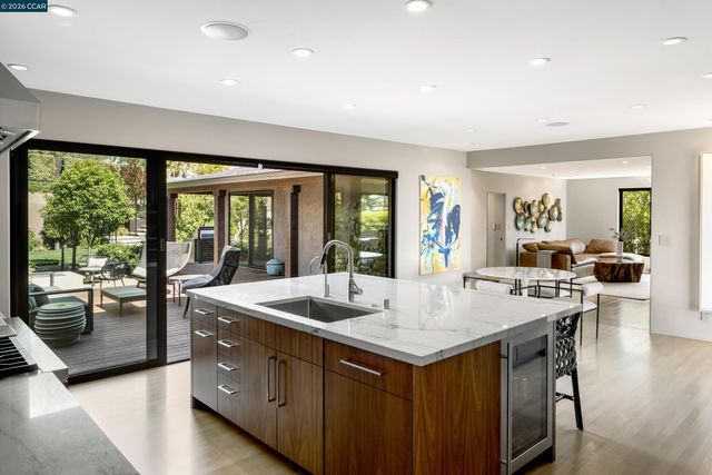 260 Pershing Dr, Oakland, CA 94611