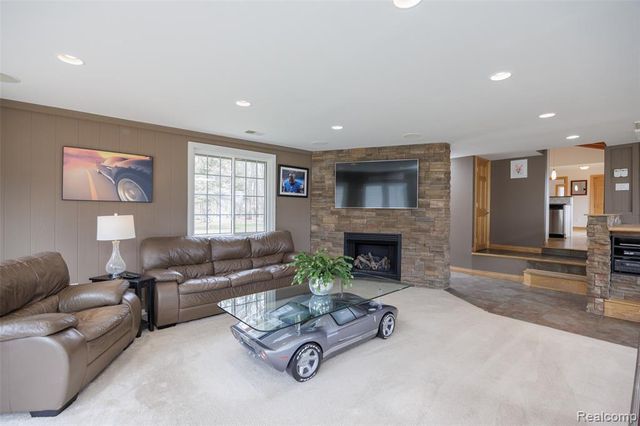 9247 Schrepfer Road, Howell, MI 48855
