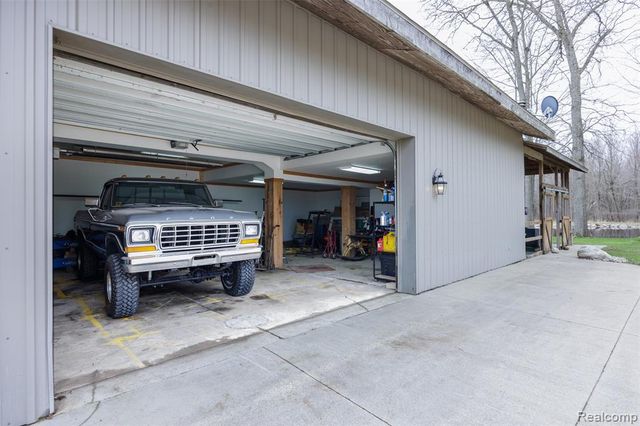 9247 Schrepfer Road, Howell, MI 48855