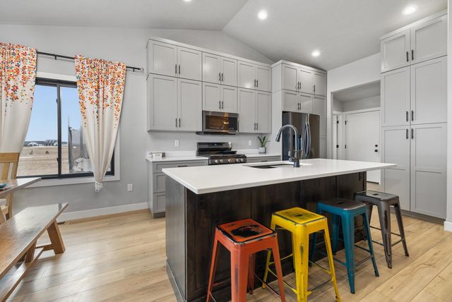 4401 24th St SE, Minot, ND 58701