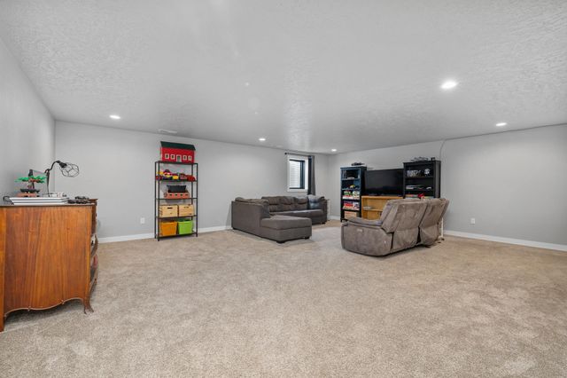 4401 24th St SE, Minot, ND 58701