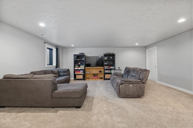 4401 24th St SE, Minot, ND 58701