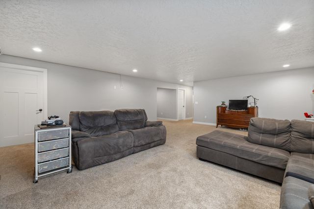 4401 24th St SE, Minot, ND 58701