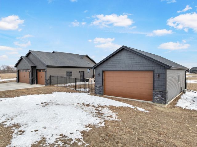 4401 24th St SE, Minot, ND 58701