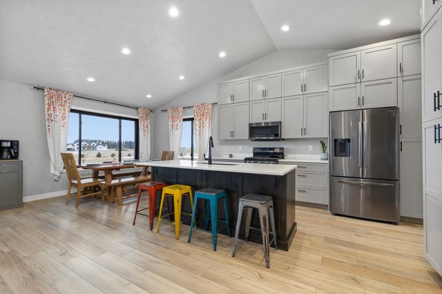 4401 24th St SE, Minot, ND 58701