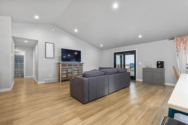 4401 24th St SE, Minot, ND 58701