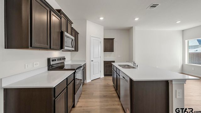 5028 Shumard Drive, Lindale, TX 75771
